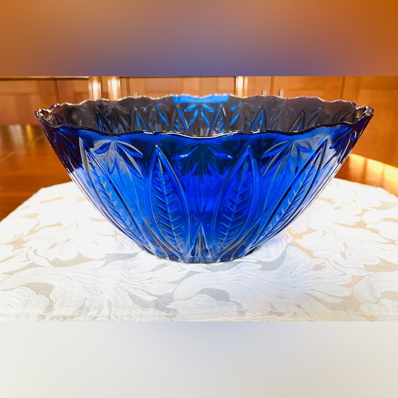 Royal blue cobalt blue glass deep serving bowl 24cm top diameter leaves pattern - Picture 2 of 15